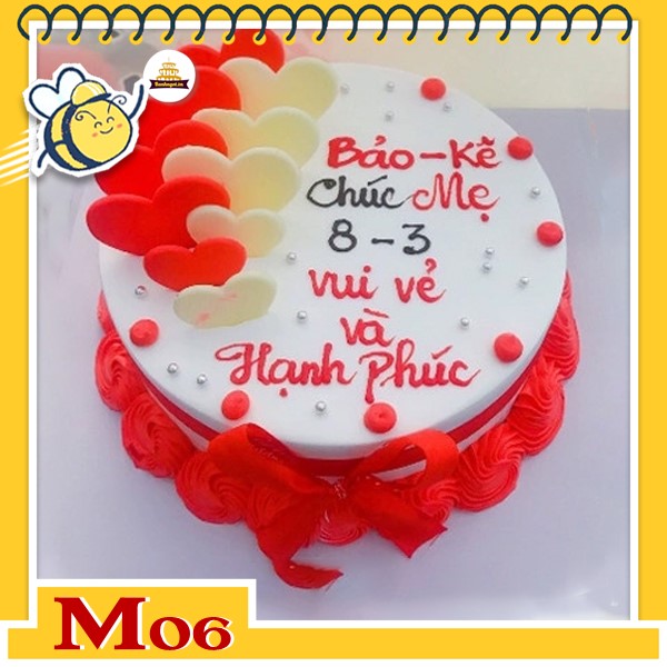 Bánh kem tặng mẹ M06 phong cách trắng đỏ rực rỡ quen thuộc với những tim socola cắm xen kẽ một bên