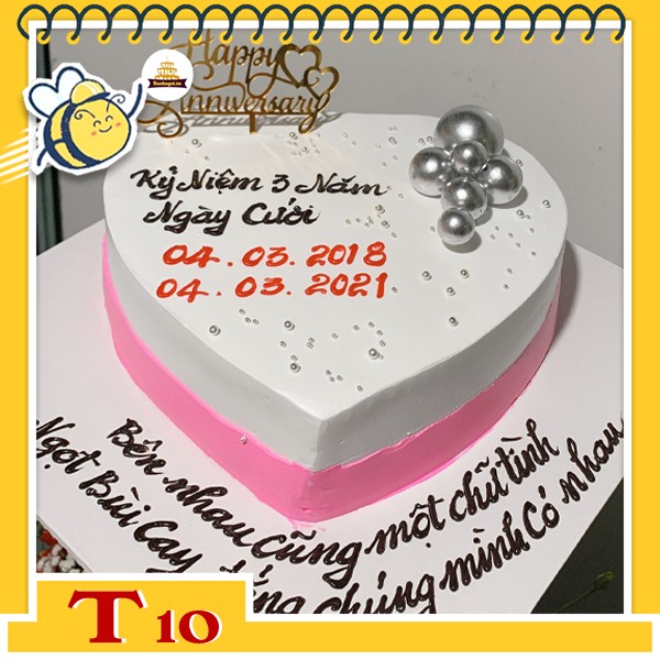 Bánh kem trái tim T10 nền trắng đế hồng cắm phụ kiện hiện đại kèm dòng thơ dễ thương