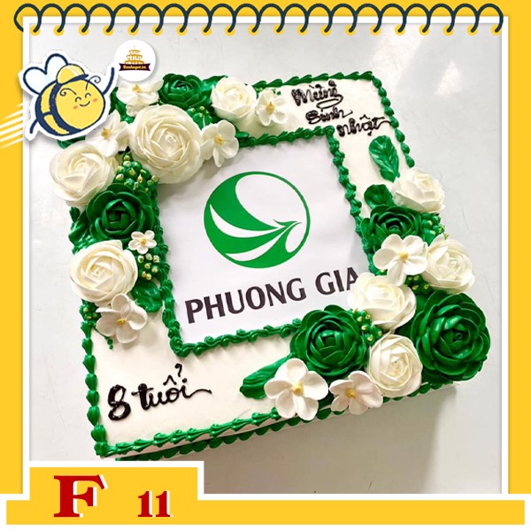 Bánh kem vuông F11 in logo ở giữa kèm hoa xanh trắng bắt ở 2 góc trên dưới cực đẹp