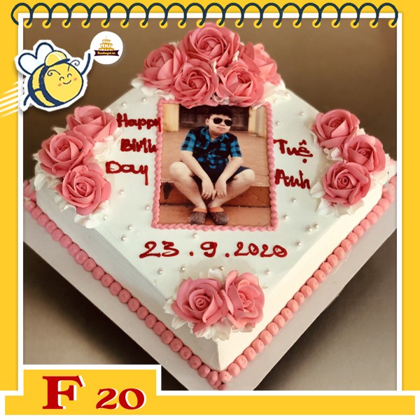Bánh kem vuông F20 nền trắng trang trí màu hồng kem 4 góc in ảnh ở giữa