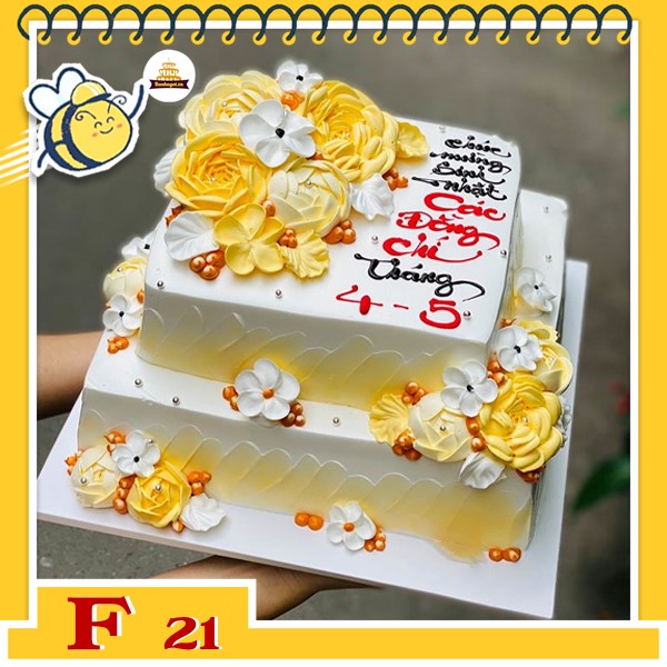 Bánh kem vuông F21 màu vàng trắng đẹp mắt và đầy quyến rũ như một tác phẩm nghệ thuật. Tao nhã, đặc biệt và đầy sức hút, hãy xem hình để thưởng thức sự hoàn hảo của nó.