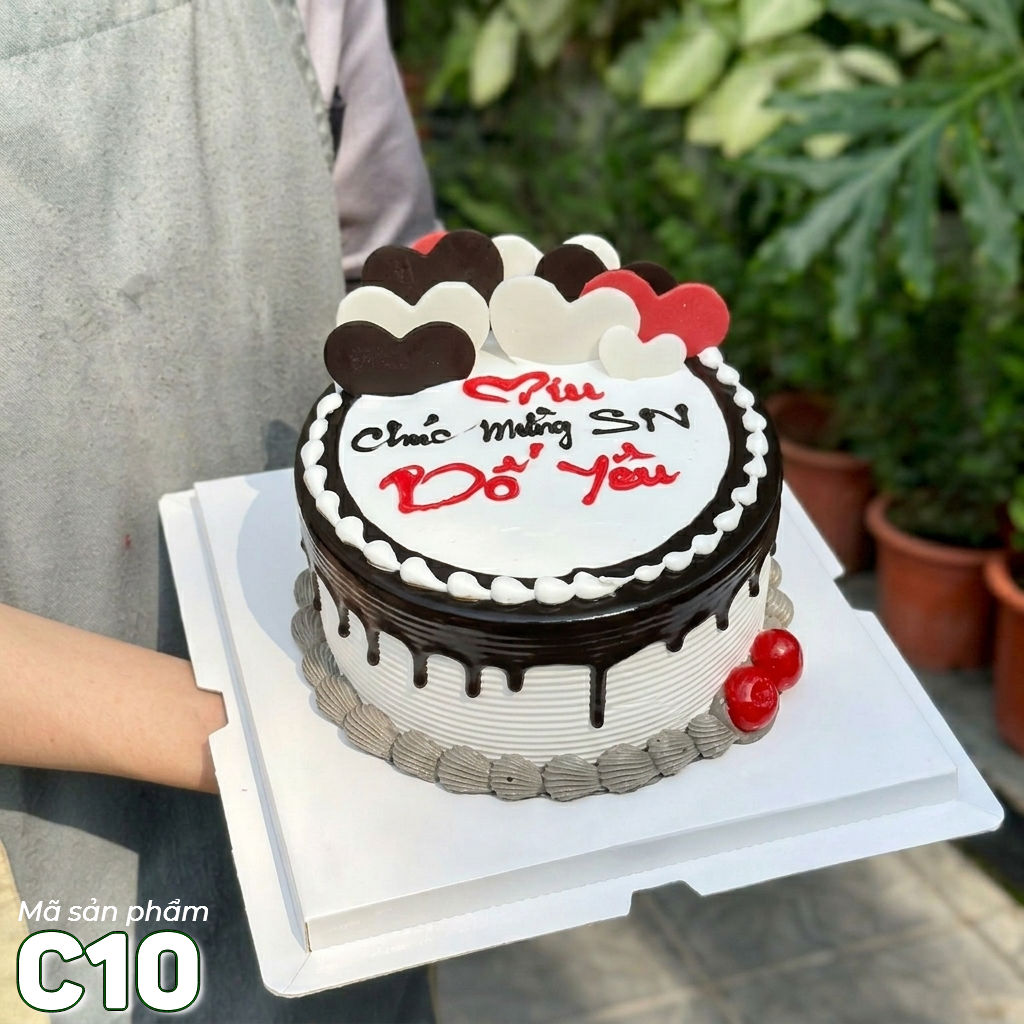 Bánh kem tặng cha C10 phủ socola trên nền bánh trắng cùng vài trái tim socola cắm 1 bên đẹp mắt