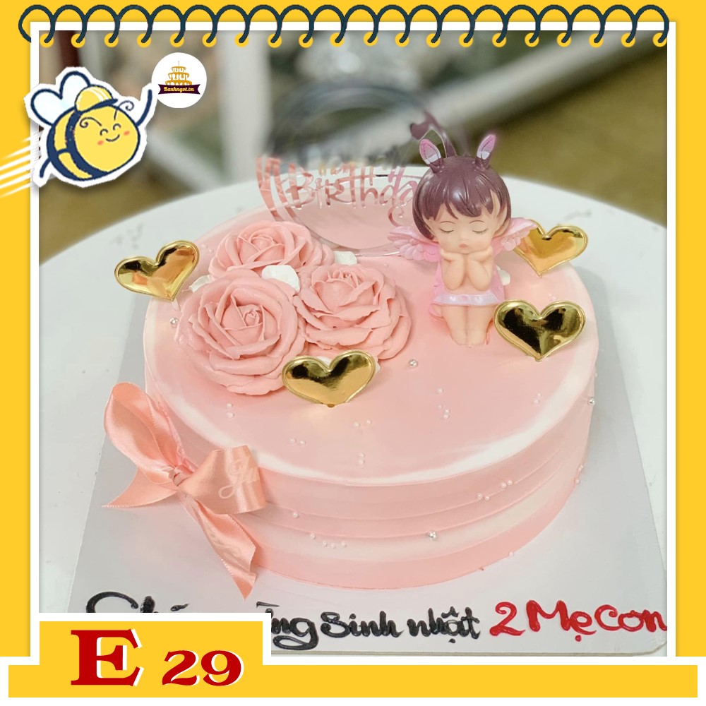 Bánh kem E29 bé gái màu hồng ngọt ngào bên những đóa hoa xinh