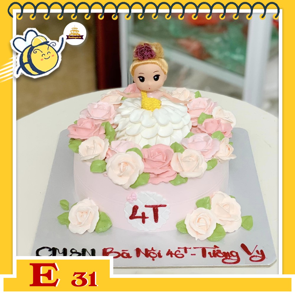 Bánh kem E31 búp bê bé gái váy trắng giữa vườn hoa hồng phấn nhạt tinh khôi