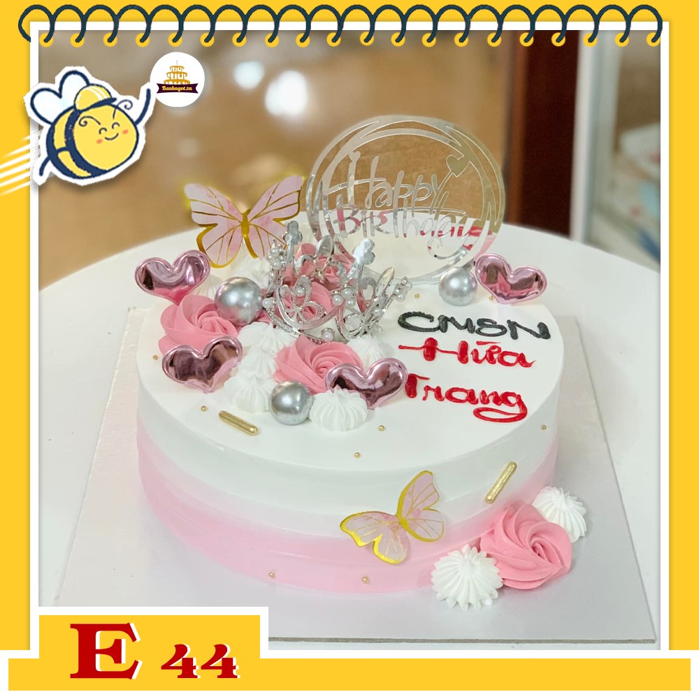 Bánh kem E44 phong cách thanh lịch nền trắng kem hồng phụ kiện bươm bướm trái tim hường phấn xinh xắn