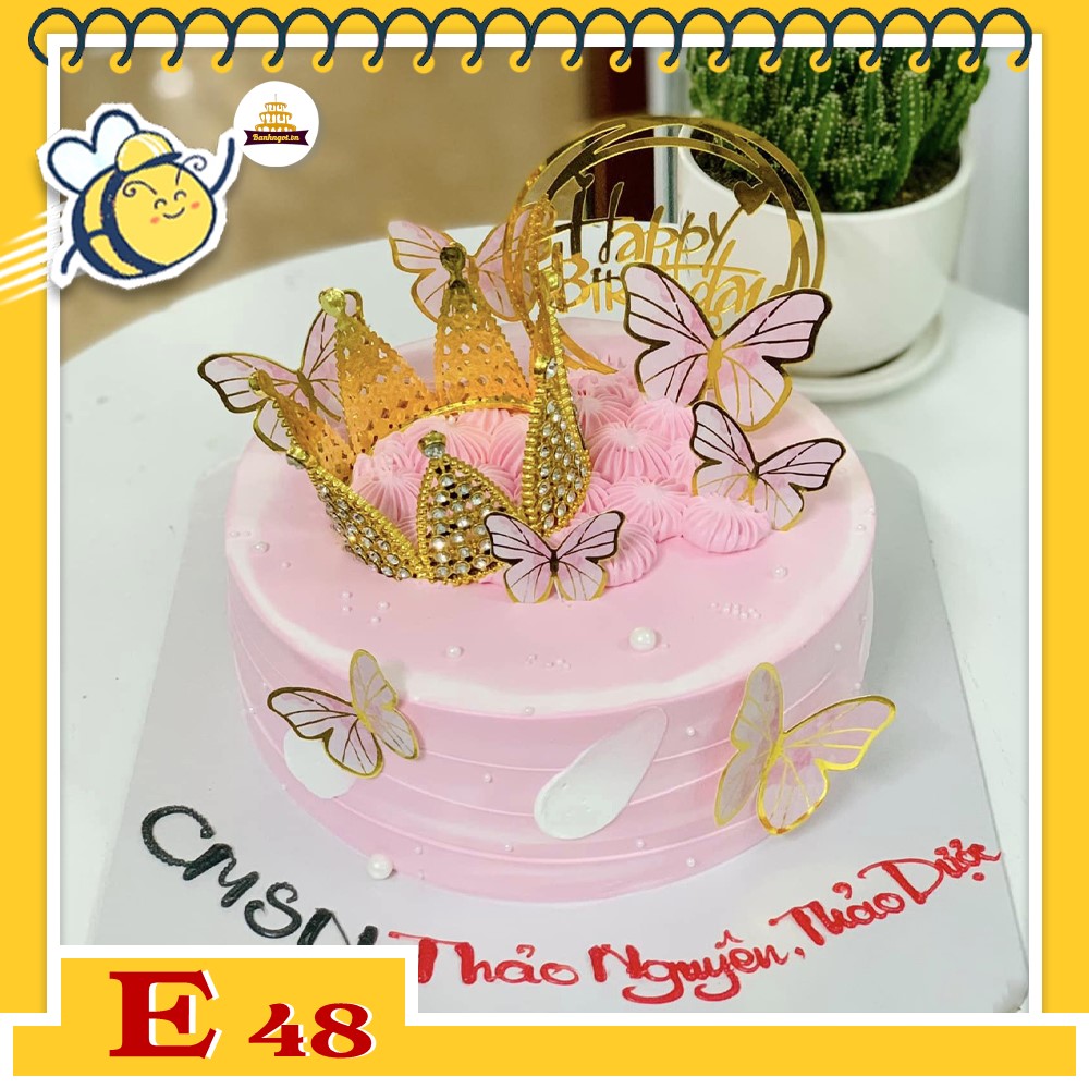 Bánh kem E48 màu hồng không bánh bèo với vương miện vàng gold cùng bướm bay lững lờ