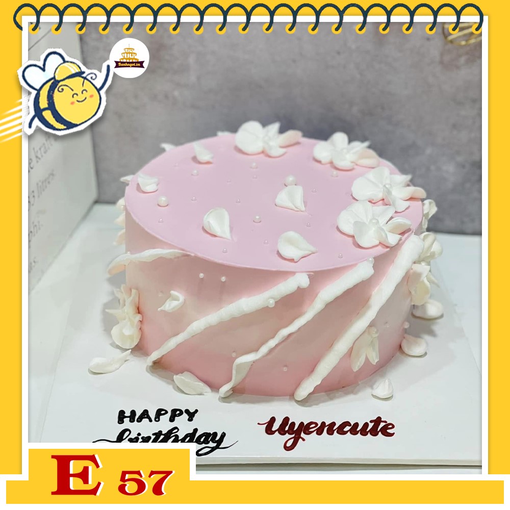 Bánh kem E57 độc đáo với họa tiết kem xéo dọc thân bánh trên nền màu hồng