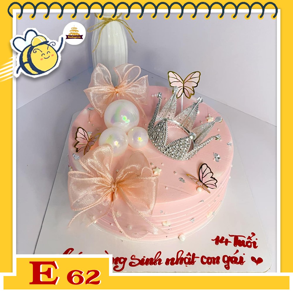 Bánh kem E62 màu hồng nhạt gắn nơ bánh bèo vương miện bướm bay