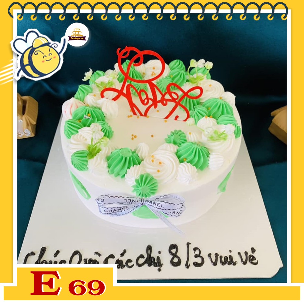 Bánh kem E69 nền trắng chấm kem màu xanh trắng bắt mắt
