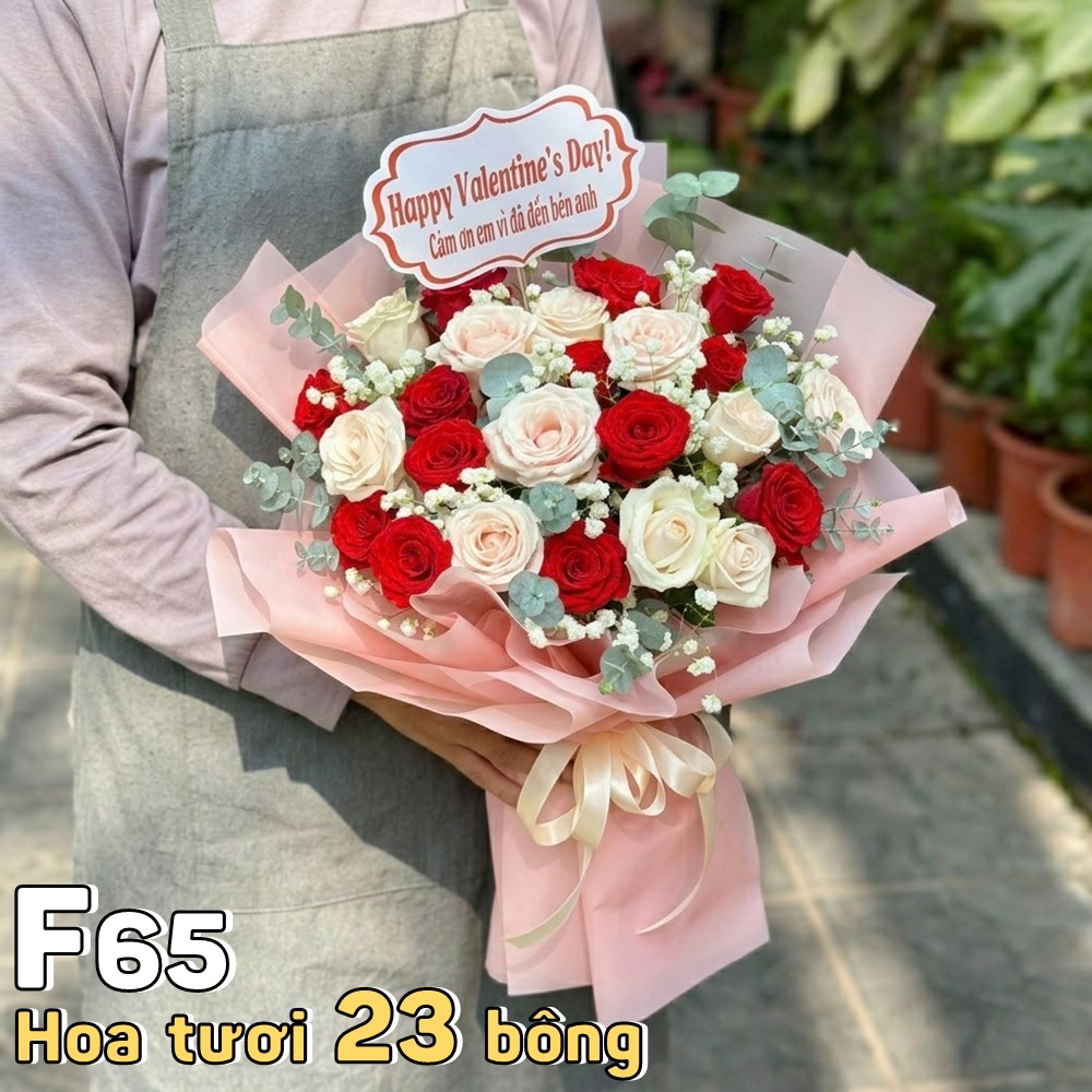 Bó hoa tươi F65 23 bông hồng mix đỏ và kem