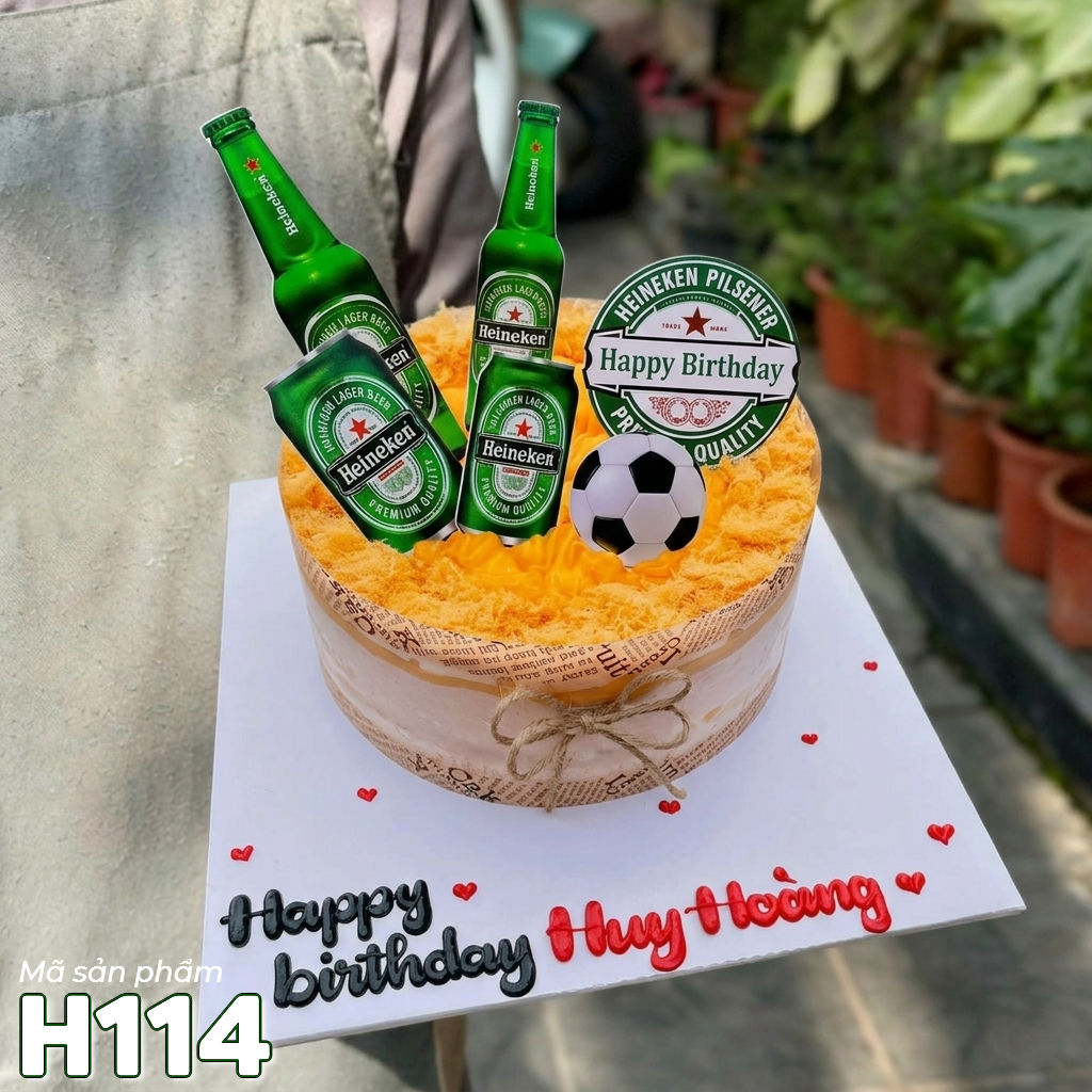 Bánh sinh nhật bông lan trứng muối H114 chai bia Heineken và trái bóng đá