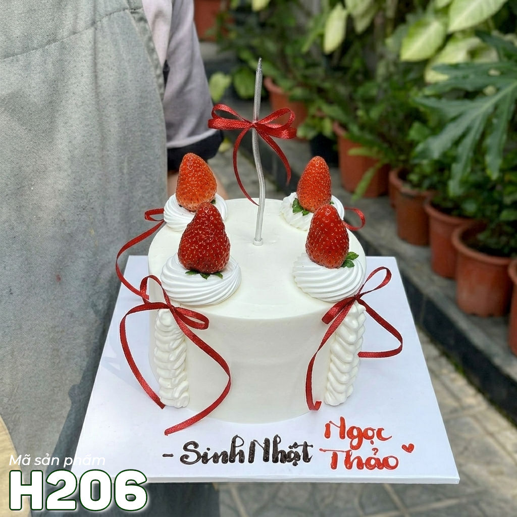 Bánh kem sinh nhật H206 trắng tinh khôi trang trí dâu tây và ruy băng đỏ