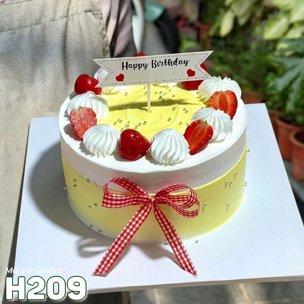 Bánh kem sinh nhật H209 màu vàng xinh xắn trang trí dâu tây và ruy băng