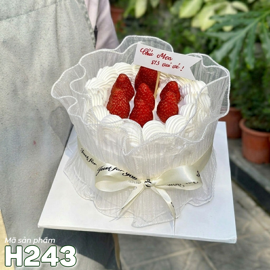 Bánh kem sinh nhật H243 dâu tây bó hoa ren tinh tế