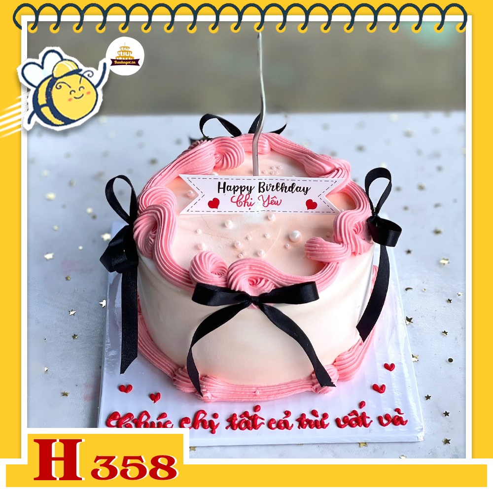 Bánh kem sinh nhật H358 Ngọt ngào cùng viền kem uốn lượn, nơ đen tinh tế