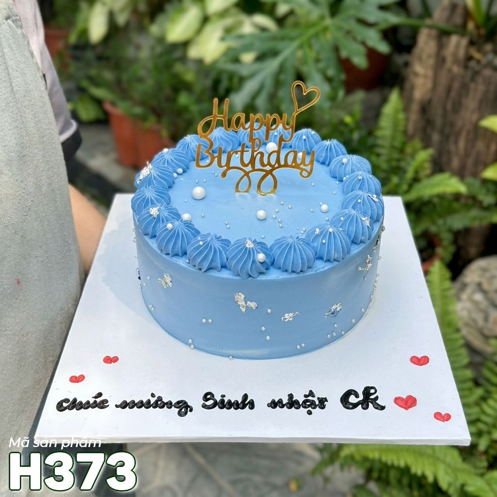 Bánh kem sinh nhật H373 màu xanh dương trang trí hoa kem và lá bạc tinh tế