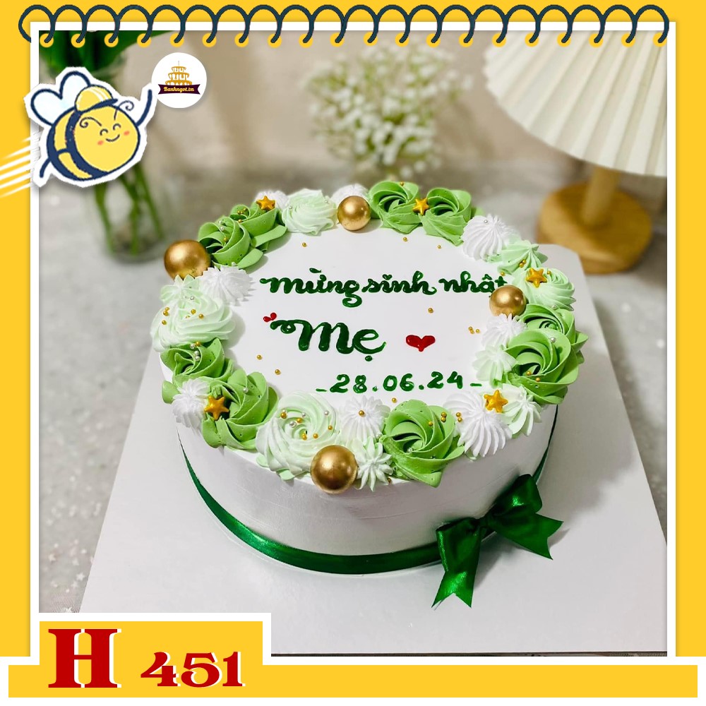 Bánh kem sinh nhật H451 tặng mẹ với hoa kem xanh lá và viền bi vàng nổi bật