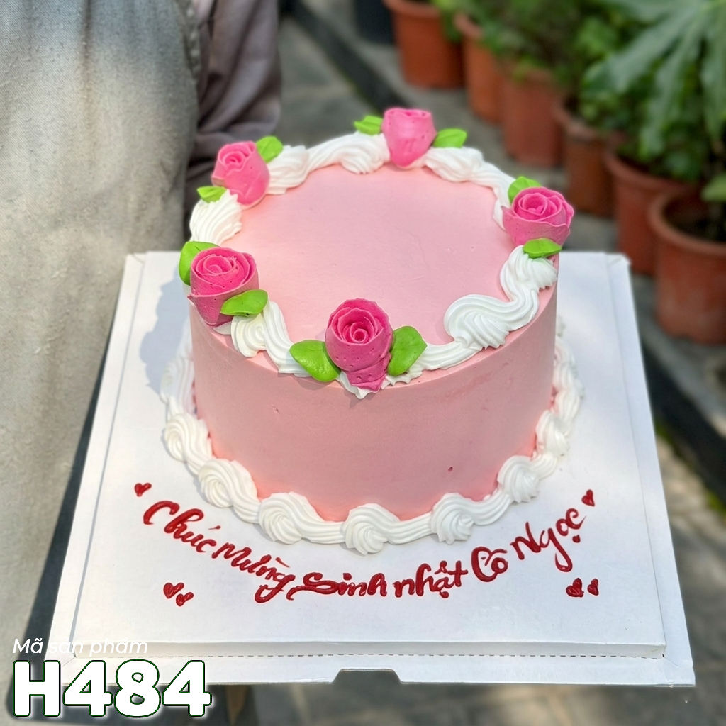 Bánh kem sinh nhật H484 hoa hồng hồng viền sóng màu trắng đơn giản