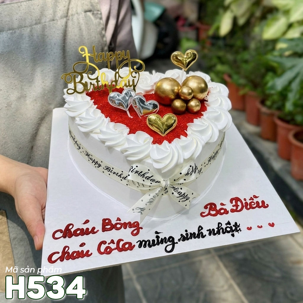 Bánh kem sinh nhật H534 trái tim rắc bột nhung đỏ và trái tim vàng bạc