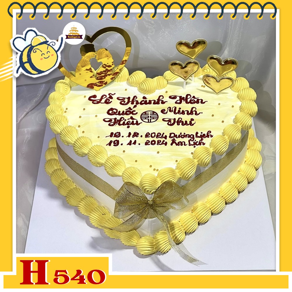 Bánh kem sinh nhật H540 trái tim màu vàng, nơ và hình cô dâu chú rể