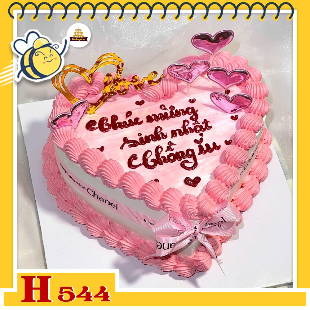Bánh kem sinh nhật H544 trái tim hồng, viền kem nhún và trái tim bạc