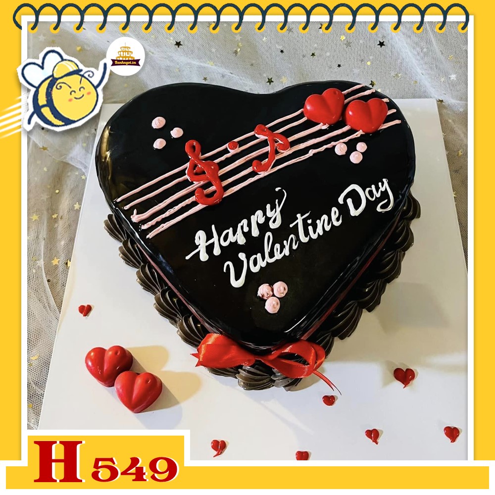 Bánh kem sinh nhật H549 trái tim phủ socola, trang trí nốt nhạc lãng mạn