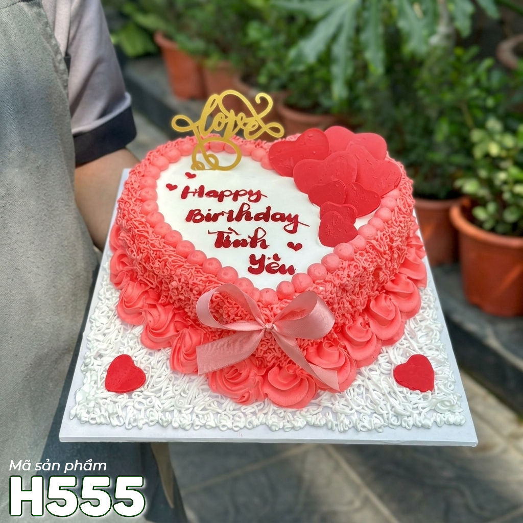 Bánh kem sinh nhật H555 trái tim trang trí viền hồng và phụ kiện tình yêu