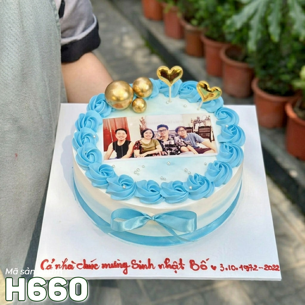 Bánh kem H660 in ảnh gia đình cùng viền hoa kem xanh bắt mắt