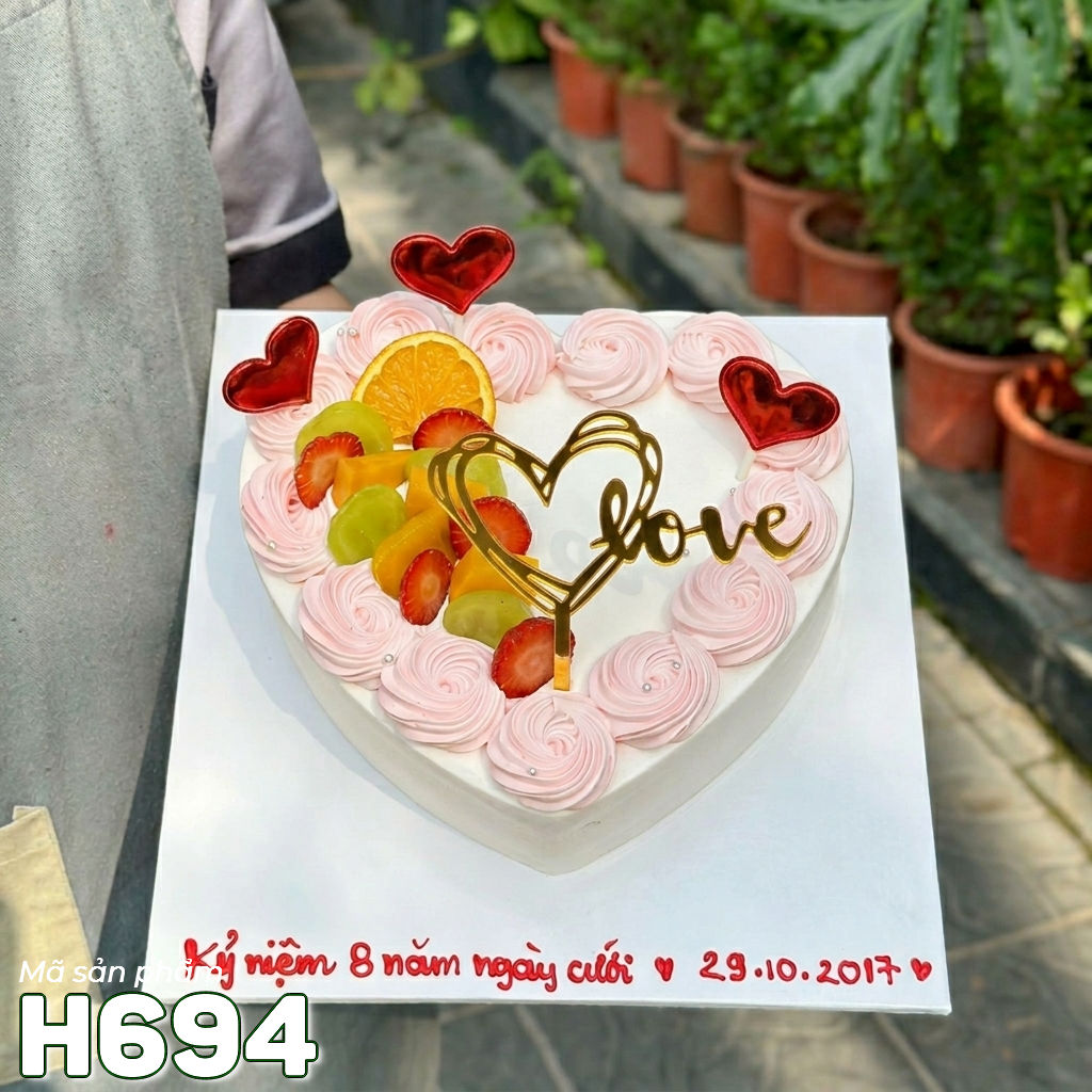 Bánh kem H694 Trái tim Decor trái cây và vòng hoa kem hồng