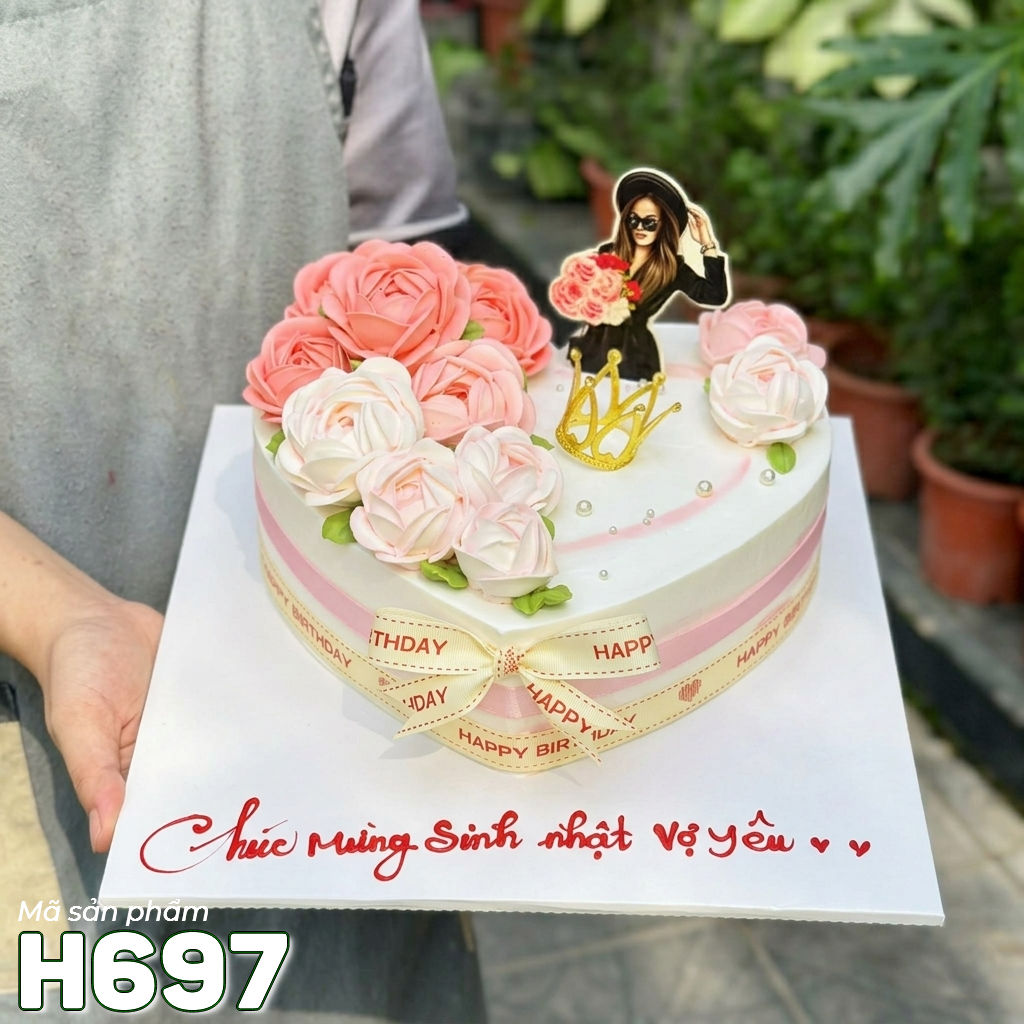 Bánh kem H697 Trái tim hoa hồng và phụ kiện quý cô sang trọng