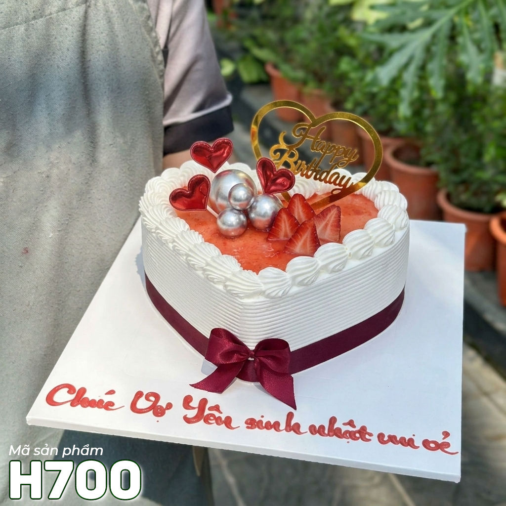 Bánh kem H700 Trái tim phủ mứt dâu và phụ kiện trái tim vàng