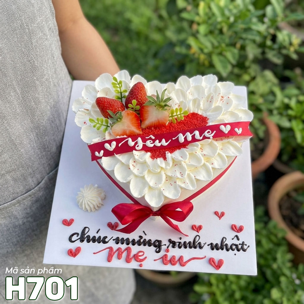 Bánh kem H701 – Trái tim trắng đỏ trang trí dâu tây tặng Mẹ yêu