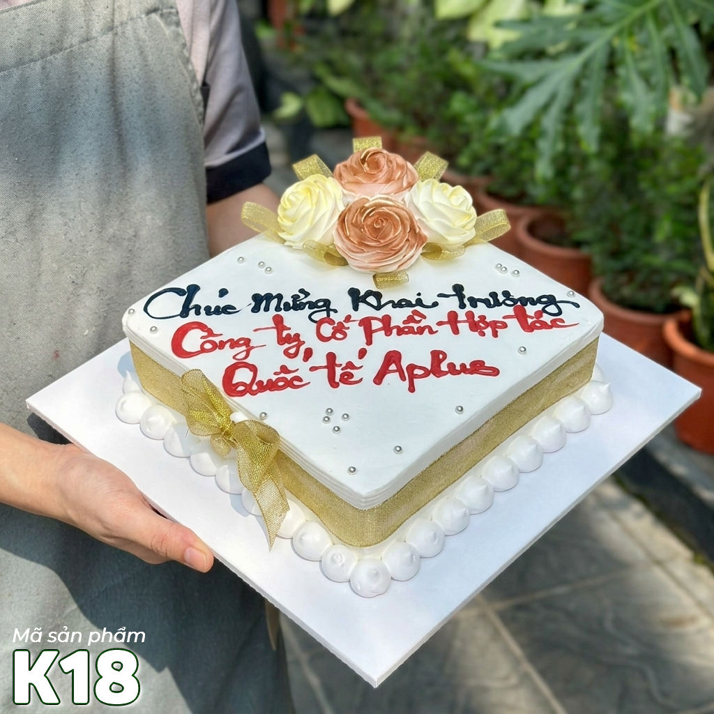 Bánh kem tặng khách hàng K18 vuông nền trắng hoa màu ánh vàng thắt nơ và trang trí xéo