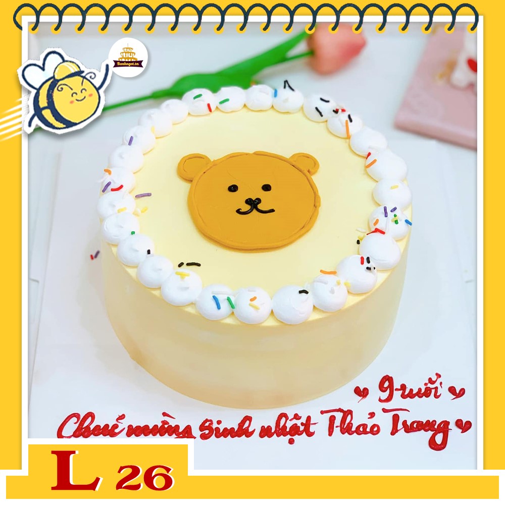 Bánh kem L26 nền vàng nhạt viền kem trắng vẽ mặt con gấu cho bé yêu