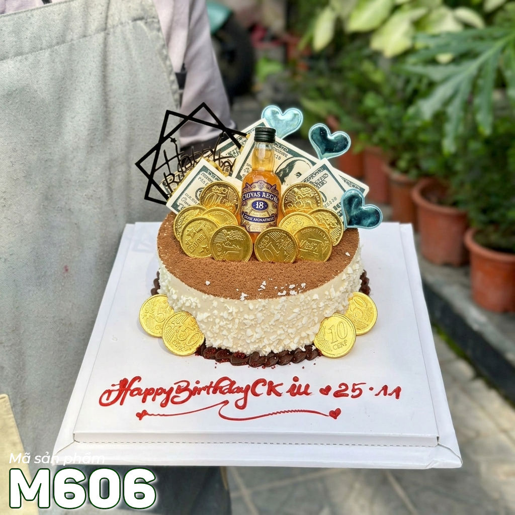 Bánh tiramisu M606 trang trí chai rượu và đồng tiền vàng