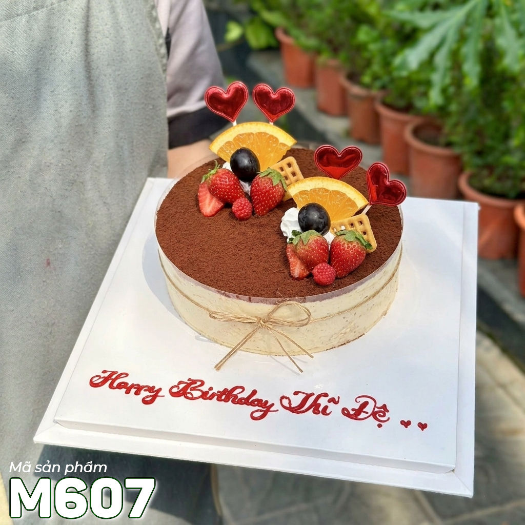 Bánh tiramisu M607 trang trí trái cây tươi và tim đỏ
