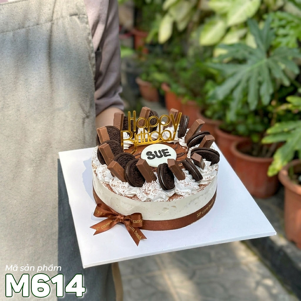 Bánh tiramisu M614 phủ đầy bánh Oreo và Socola Kitkat