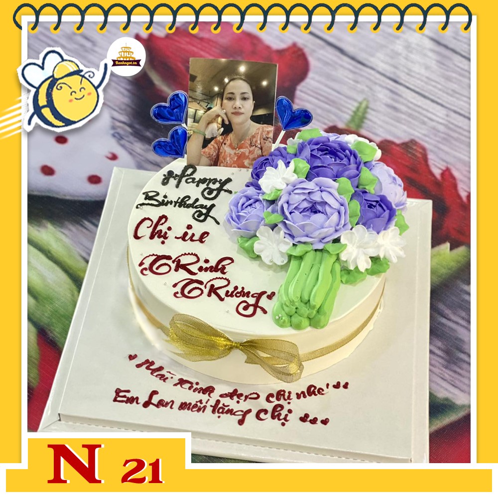 Bánh kem N21 đóa hoa tím xinh xắn cùng in ảnh gắn đứng trên mặt bánh
