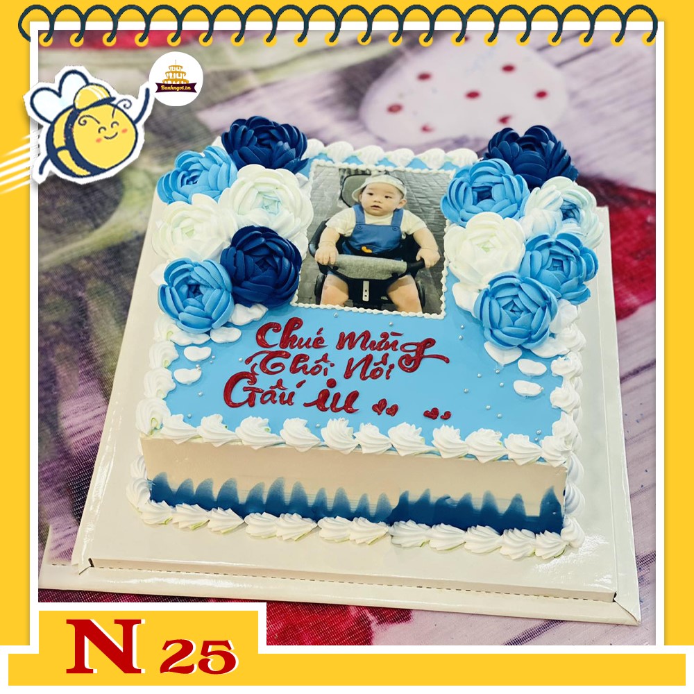 Bánh kem N25 in ảnh bé khuôn bánh vuông màu xanh lam kèm những đóa hoa kem tươi đẹp