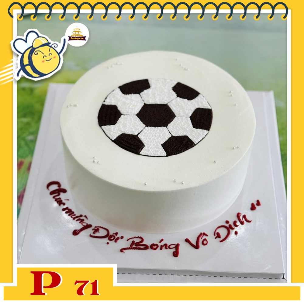 Bánh kem P71 màu trắng đơn giản vẽ hình quả bóng đá màu đen trắng
