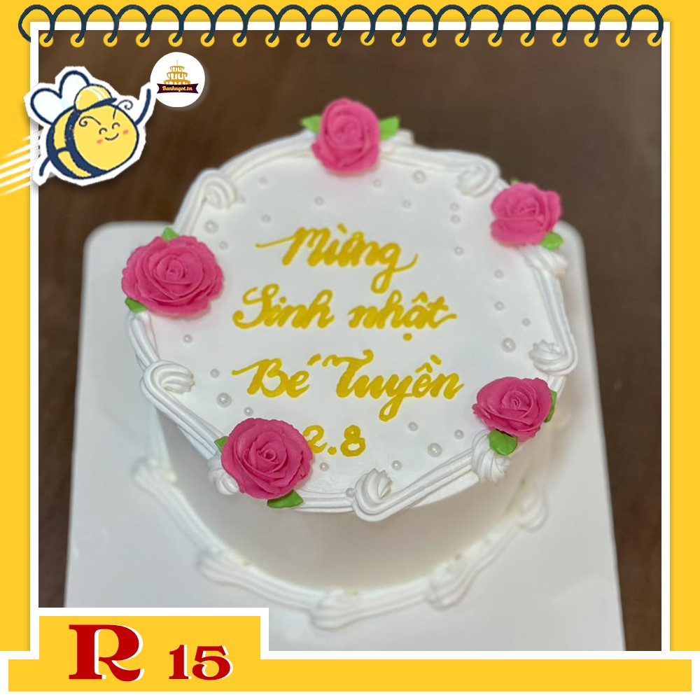 Bánh kem R15 nền trắng xen những đóa hoa hồng xinh trên mặt bánh