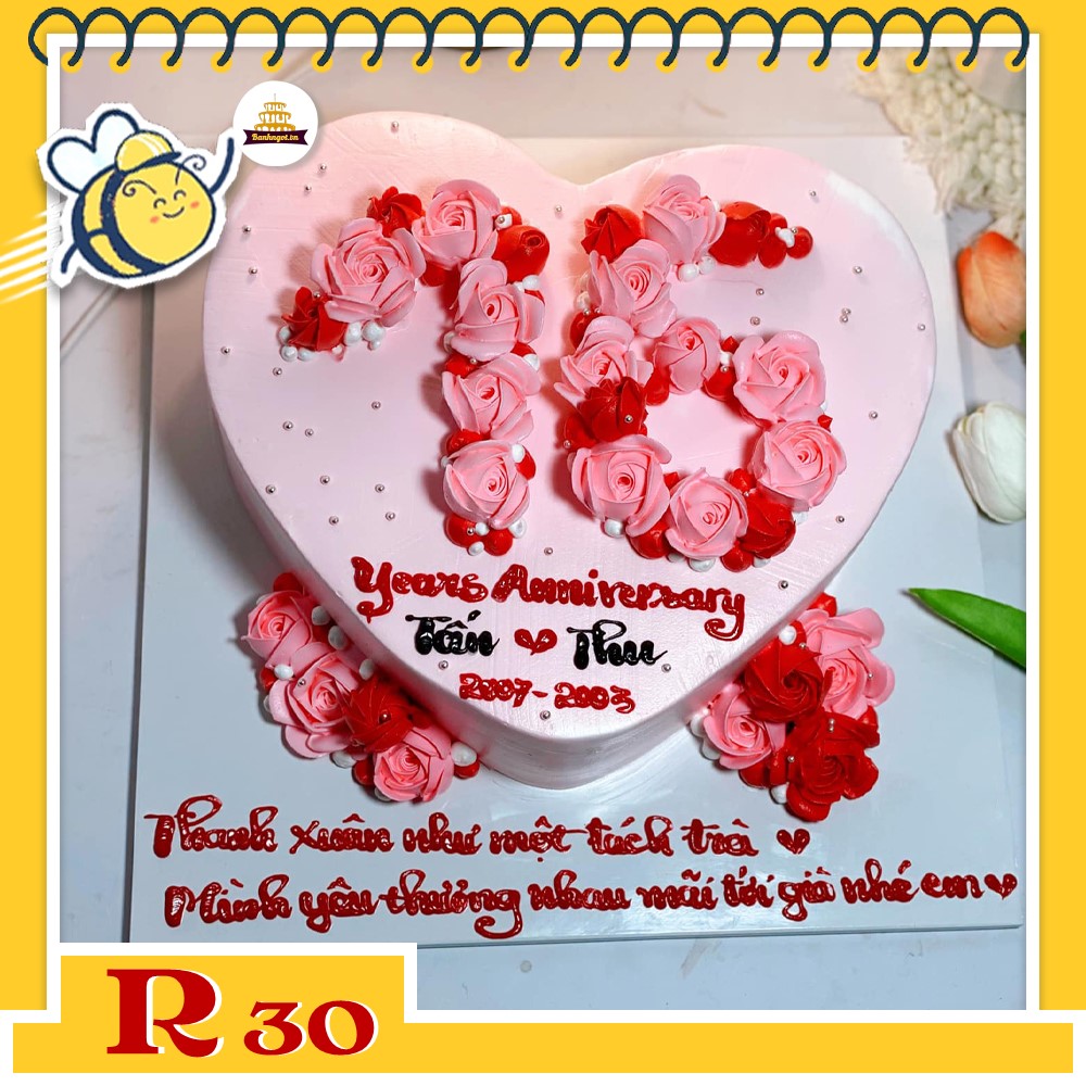 Bánh kem R30 trái tim màu hồng vẽ con số kỷ niệm bằng những đóa hoa hồng đỏ