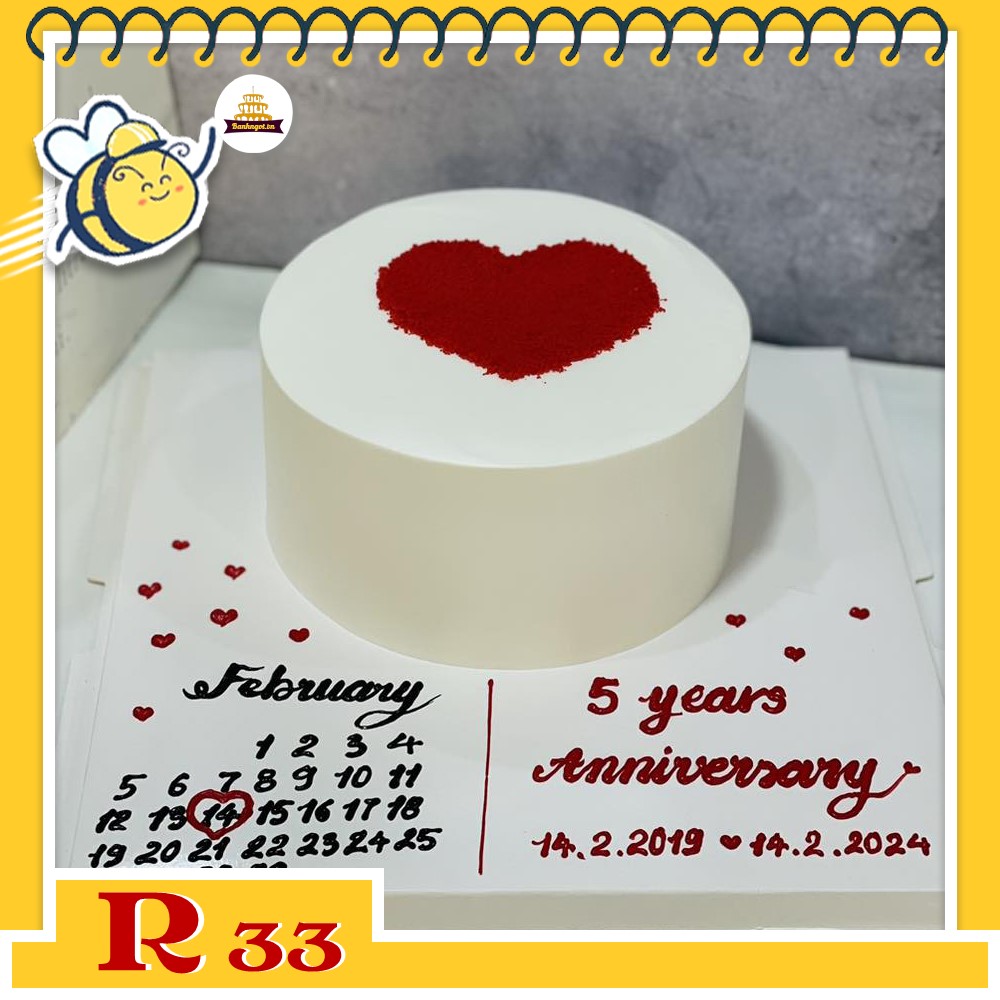 Bánh kem R33 màu trắng vẽ trái tim đỏ nổi bật vẽ lịch tháng dưới đế bánh