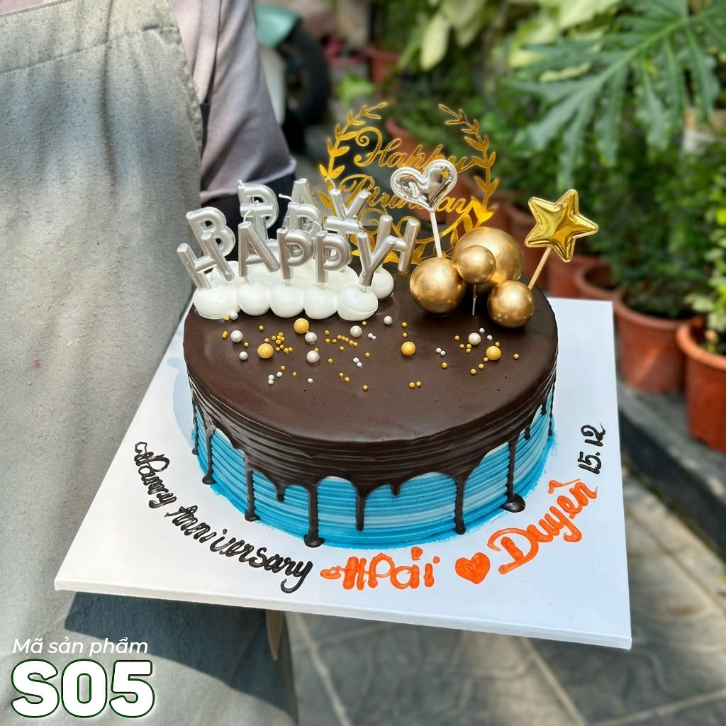 Bánh kem socola S05 phủ trên nền bánh xanh nhạt và cắm nhiều phụ kiện nến bi khung sinh nhật