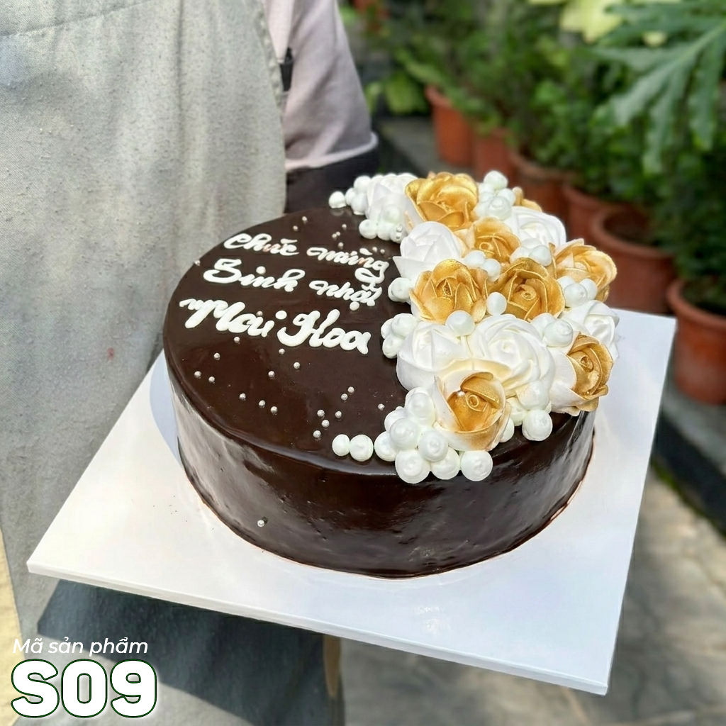 Bánh kem socola S09 trang trí hoa 2 màu trắng nâu ở một nửa bánh thơm ngon đẹp mắt