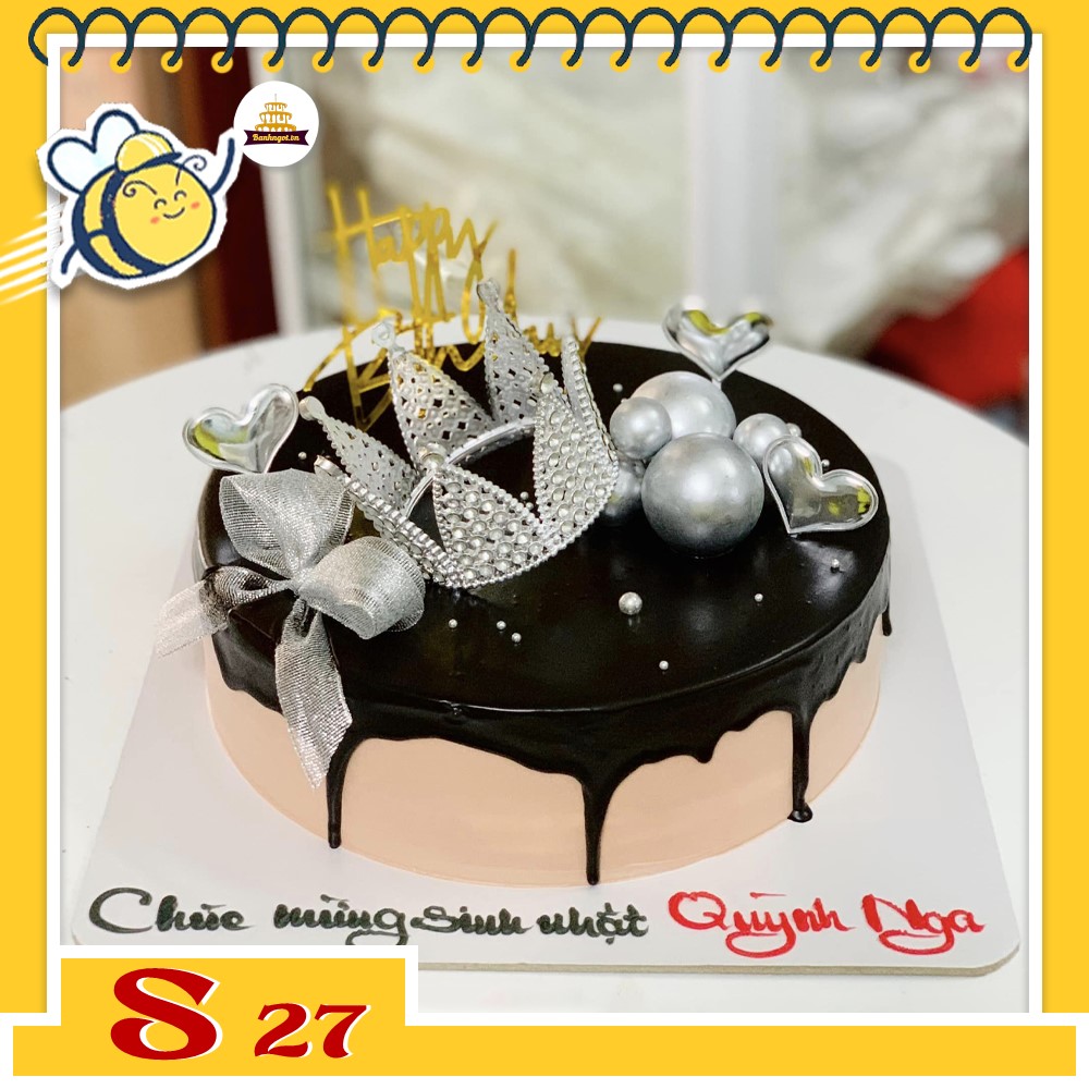 Bánh kem S27 nền màu cam nhạt phủ socola gắn vương miện màu bạc