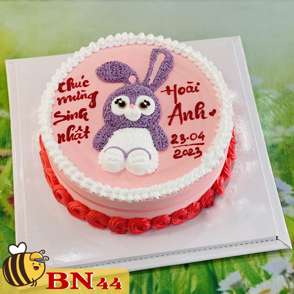 Mẫu bánh sinh nhật đẹp BN44 vẽ hình con thỏ màu tím trên nền bánh hồng đáng yêu