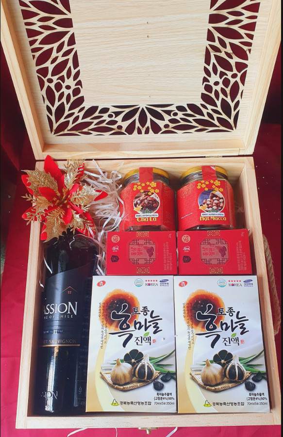T127 2 tỏi đen, 2 Sâm Lát JM, 2 hũ trái cây sấy, Vang Passion