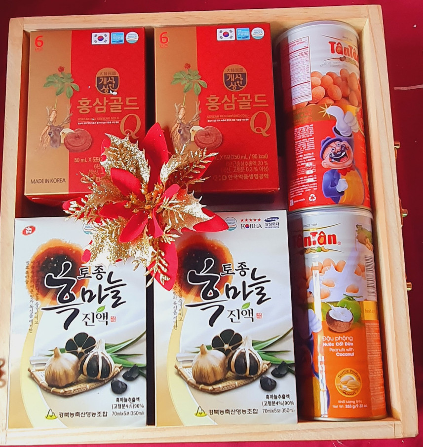 T131: 2 Sâm Q Plus, 2 tỏi đen, 2 Hộp đậu phộng Tân Tân, Hộp quai xách kim loại