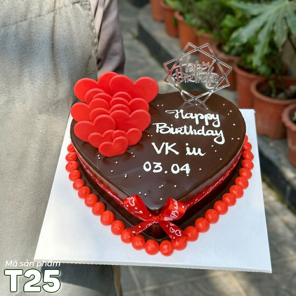 Bánh kem trái tim T25 cốt bông lan phủ socola đen viền đỏ cắm socola đỏ phụ kiện ngọt ngào